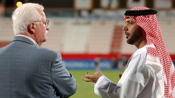Mohammed Bin Dakhan, droite, secretaire general de la Federation de football des Emirats Arabes Unis discute avec le delegue aux equipes nationales de l&#039;ASF Ernst Laemmli, gauche, lors d&#039;un  ...