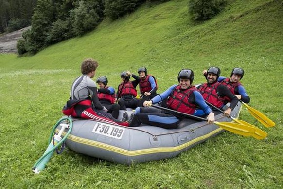 Die Grasshoppers bereiten sich im Kurztrainingslager in St. Anton auf die kommende Meisterschaft vor. Dabei steht die Teambildung im Zentrum. Was eignet sich da besser, als Riverrafting im «reissenden ...