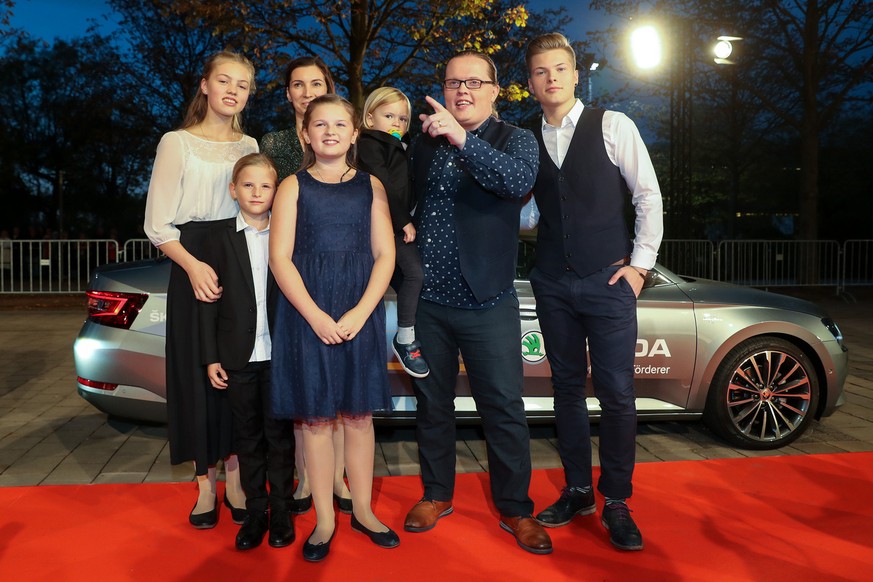 28.09.2018, Sachsen, Leipzig: Angelo Kelly (2.v.r.) kommt mit seiner Familie Helen (l-r), Joseph, Mutter Kira, Emma, Wiliam und Gabriel zur Fernsehgala &quot;Goldene Henne&quot; in Leipzig. Insgesamt  ...