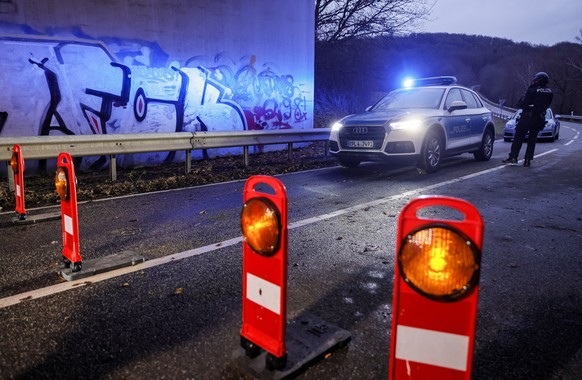 epaselect epa09720064 Police officers secure the crime scene in Ulmet, Germany, 31 January 2022. According to the police in Kaiserslautern, two police officers were shot during a traffic control in th ...