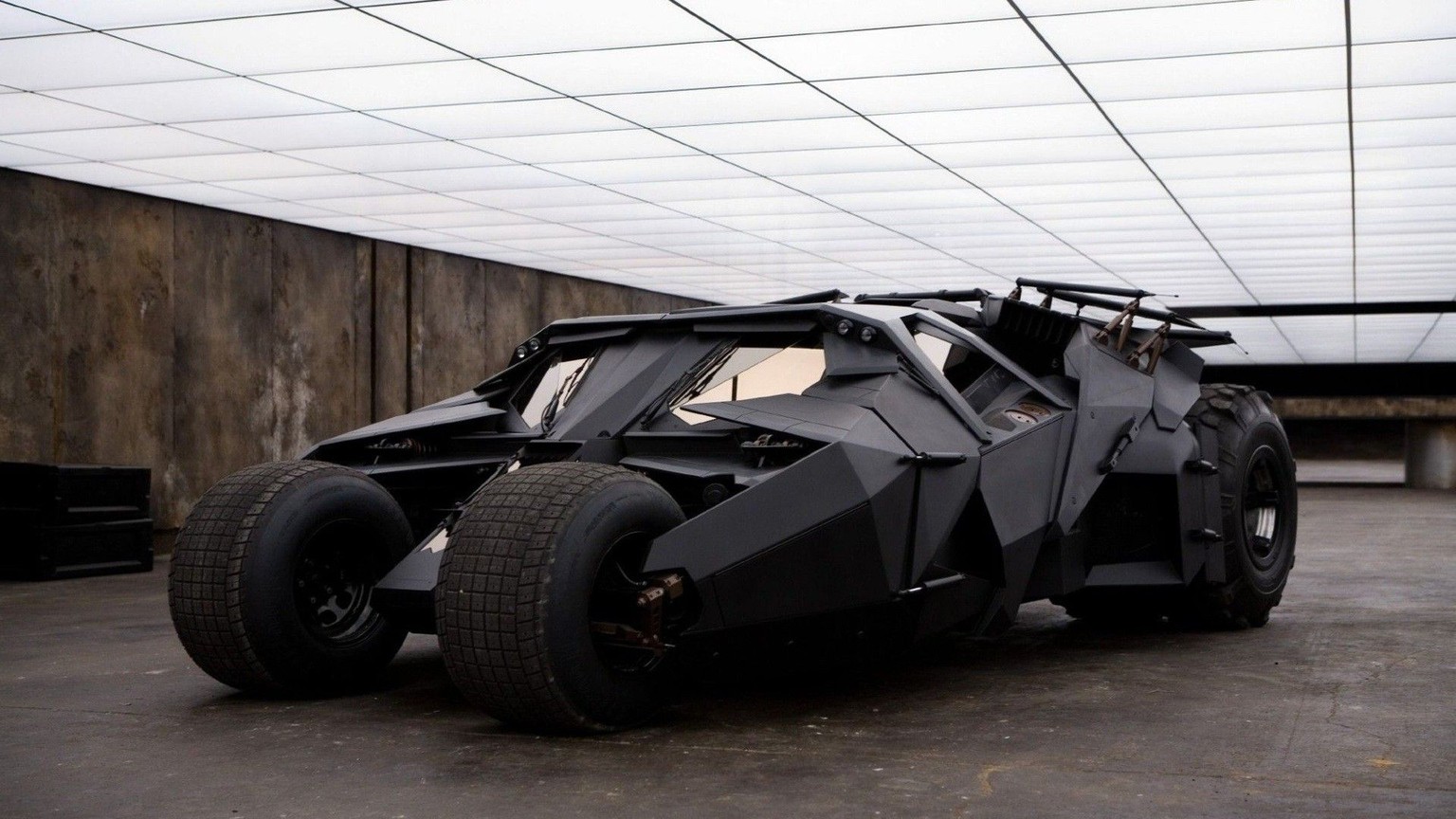 christian bale tumbler batmobile batman https://batman-news.com/2014/09/11/poll-new-batmobile-v-tumbler-favorite/