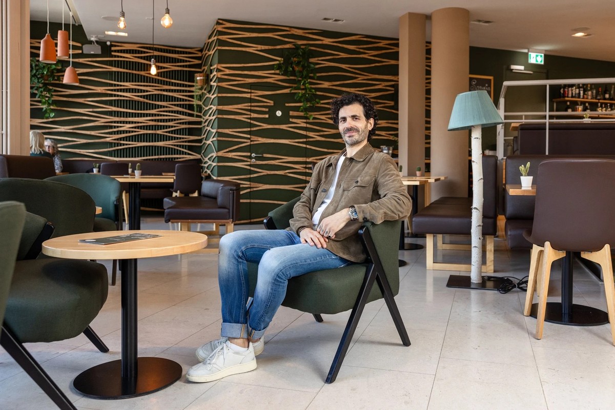 Bald wird sich das Lokal füllen: Carlos Ferreira beim Interview im Restaurant «Colombo».