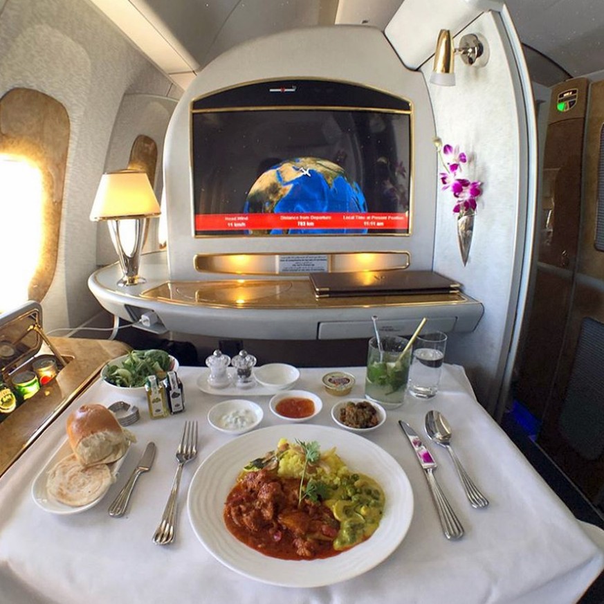 emirates first class essen food flug fliegen https://www.instagram.com/rolleyes/?utm_source=ig_embed