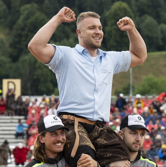 Adrian Walther feiert seinen Sieg gegen Michael Moser im Schlussgang am Emmentalischen Schwingfest, am Sonntag, 6. Juli 2025, in Langnau. (KEYSTONE/Peter Schneider)