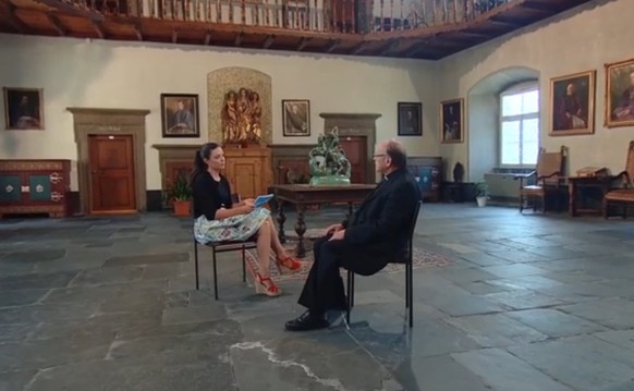 Bischof Vitus Huonder im Gespräch mit TeleZüri-Journalistin Maria Rodriguez.