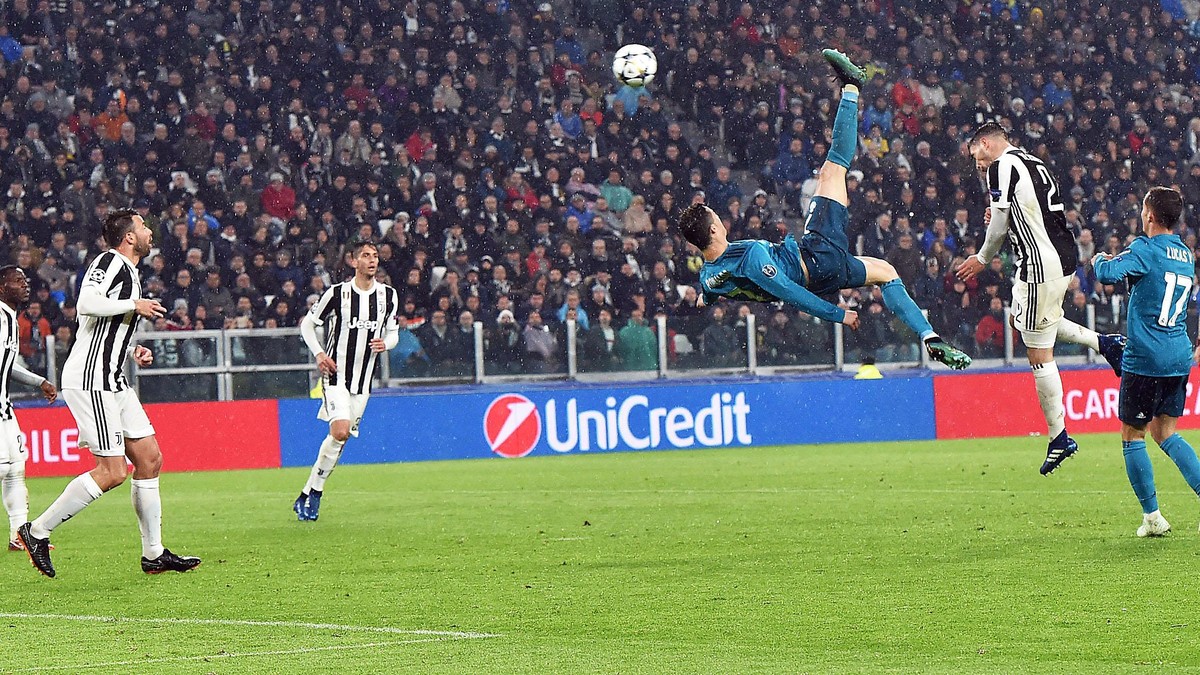epa06644070 Real Madrid's Cristiano Ronaldo (C) scores the 2-0 goal during the UEFA Champions League quarter final first leg soccer match between Juventus FC vs Real Madrid CF at Allianz stadium  ...