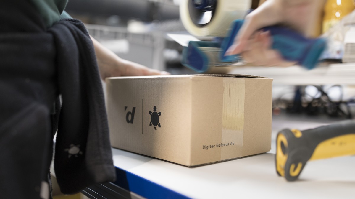 ARCHIVBILD ZUM JAHRESUMSATZ 2018 VON DIGITEC GALAXUS, AM MITTWOCH, 09. JANUAR 2019 ---- 
Employees pack separately ordered items ready for dispatch at the central warehouse and logistics center of Di ...