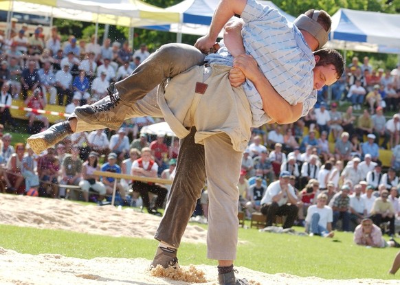 Forrer Arnold, rechts, aus Stein, gewann am Sonntag, 1. Juni 2003 das 89. St. Galler Kantonal Schwingfest in Berneck, SG, im Schlussgang mit Bruno Faeh, oben, Benken. Er errang den Sieg nach sechs Min ...