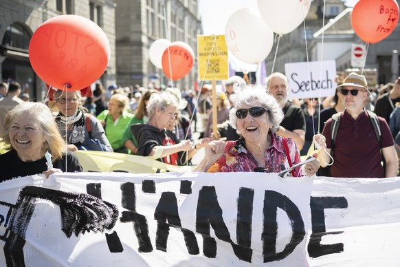 Mehrere tausend Personen demonstrieren gegen die Wohnungsnot und fuer mehr bezahlbaren Wohnraum und oeffentliche Freiraeume, aufgenommen am Samstag, 5. April 2025 in Zuerich. (KEYSTONE/Ennio Leanza)