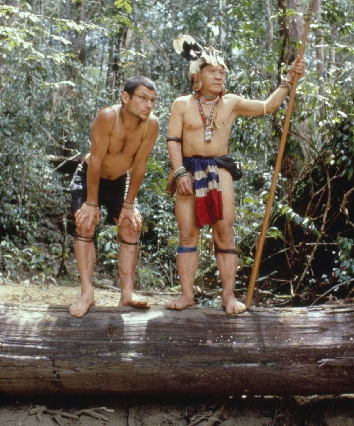 Bruno Manser au côté du chef Penan Along Sega, 1999.
https://bmf.ch/fr