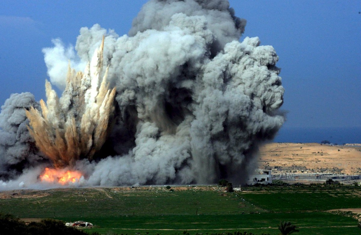epa01589779 Israeli air force bomb Gaza strip after Palestinian militants shot Qassam rocket from Gaza to Israel, as seen from the Gaza-Israel border, 03 January 2009 . Israel killed a top Hamas milit ...