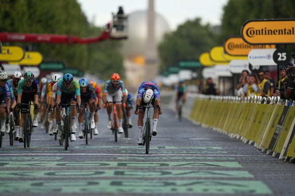 Netherland's Mathieu van der Poel crosses the finish line to win the last stage of the Tour de France cycling race with start and finish in Paris, Sunday, July 26, 2026. (AP Photo/Thibault Camus) ...