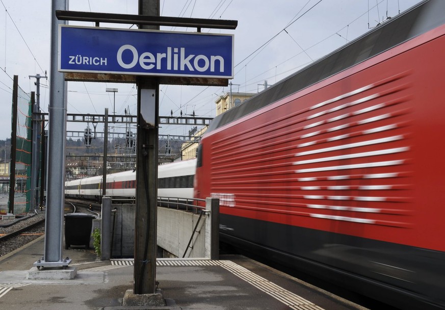 Der Bahnhof Oerlikon, aufgenommen am Dienstag, 3. April 2012, in Zuerich. Der siebtgroesste Bahnhof der Schweiz erhaelt zwei zusaetzliche Gleise, breitere Perrons, eine Einkaufspassage und bessere Ver ...