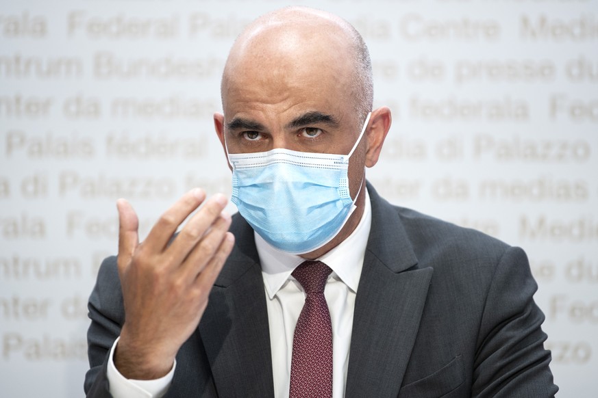 Bundesrat Alain Berset spricht an einer Medienkonferenz zu beschlossenen Massnahmen zur Covid 19 Pandmie, am Mittwoch, 14. April 2021, in Bern. (KEYSTONE/Peter Schneider)