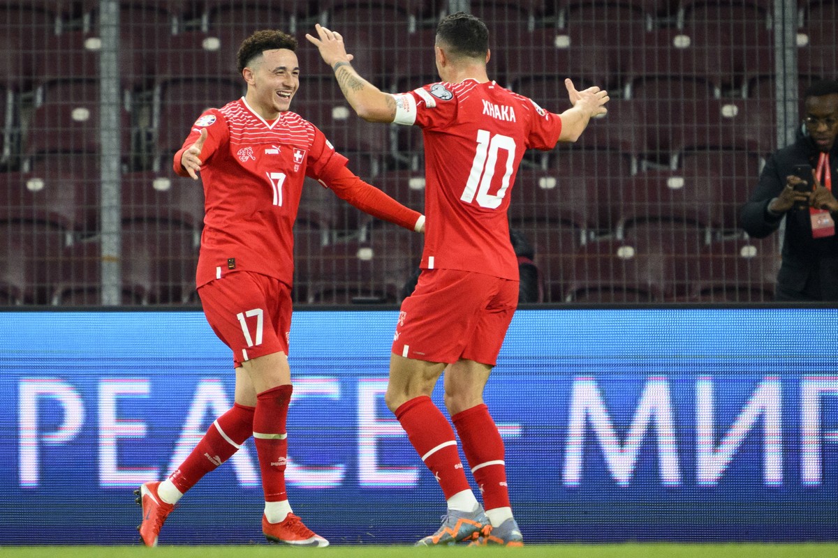 epa10547803 Switzerland's midfielders Ruben Vargas (L) and Granit Xhaka celebrate the 1-0 goal during the UEFA EURO 2024 qualifying group I soccer match between Switzerland and Israel, in Geneva, ...