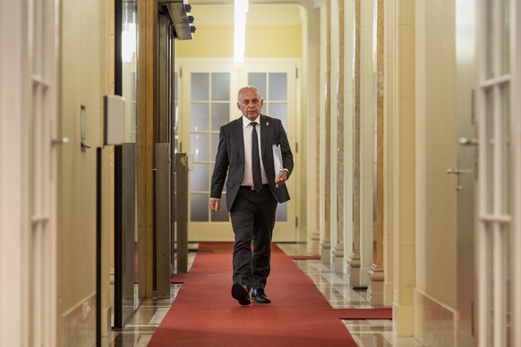 Bundesrat Ueli Maurer schreitet am Freitag, 15. Oktober 2021 in Bern zu einer Medienkonferenz, um vom G20-Finanzministertreffen und der Jahrestagung von IWF und Weltbank diese Woche in Washington zu b ...