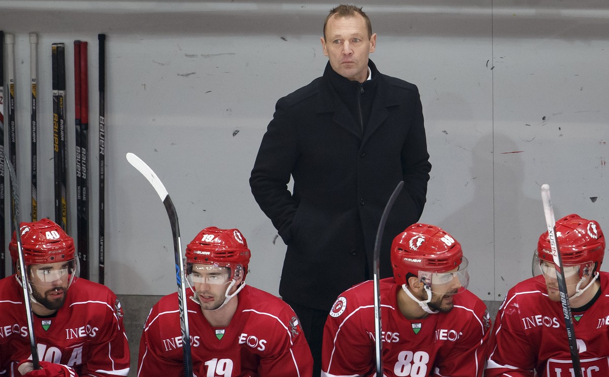 ARCHIVBILD ZUR TRAINERENTLASSUNG BEIM HC LAUSANNE --- Lausanne's Head coach Daniel Ratushny looks his players, during a National League A regular season game of the Swiss Championship between Lau ...