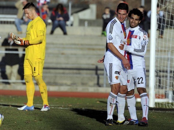 Lachende Basler nach dem 0:1 von Mohamed Salah Ghaly, rechts, mit Fabian Schaer und der geschlagene Locarno Goalie Miodrag Mitrovic, links, beim Schweizer Fussball Cup Achtelfinal zwischen dem Challen ...
