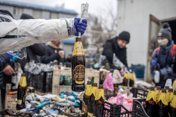 In einem Hinterhof in Lwiw bastelt ein Gruppe an Molotowcocktails