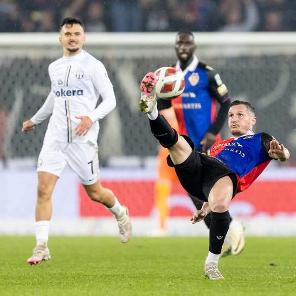 FC Basels Taulant Xhaka, rechts, gegen FC Zuerichs Bledian Krasniqi im Fussball Meisterschaftsspiel der Super League zwischen dem FC Basel und dem FC Zuerich am Samstag, 30. Maerz 2024 im St. Jakob-Pa ...