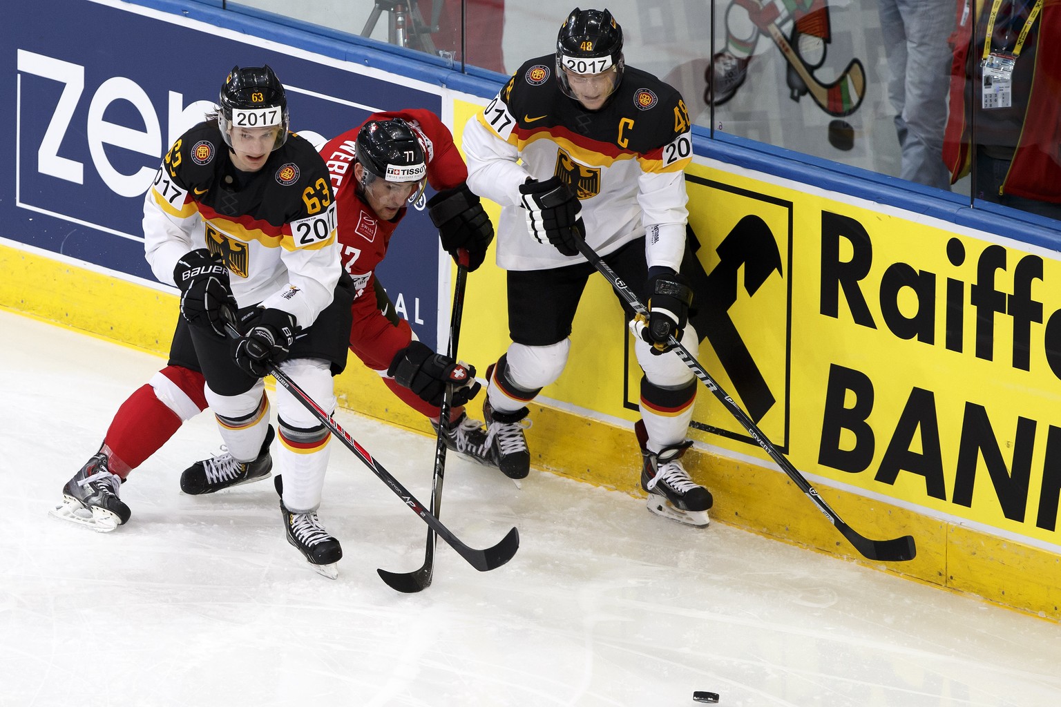 Weber nimmt's auch mit zwei Gegenspieler auf.