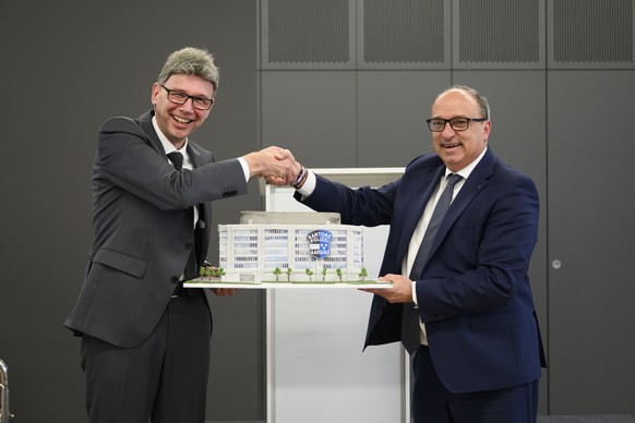 KEYPIX - Regierungsrat Dr. Markus Dieth, Vorsteher Departement Finanzen und Ressourcen (DFR) (rechts), ueberreicht Landammann Dieter Egli, Vorsteher Departement Volkswirtschaft und Inneres (DV), eine  ...