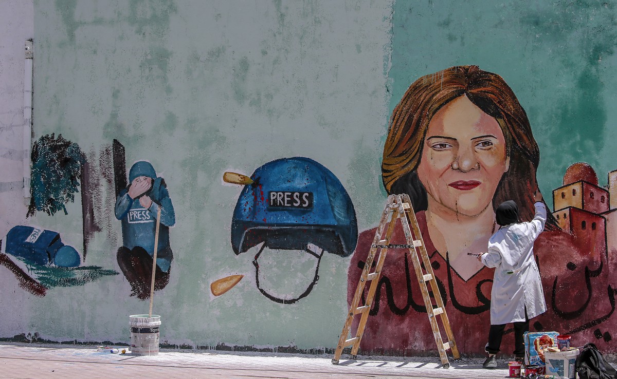 epa09942379 Palestinian artists paint a mural for Al Jazeera journalist Shireen Abu Akleh in Gaza City, 12 May 2022. According to the Palestinian health ministry, Al Jazeera journalist Shireen Abu Akl ...
