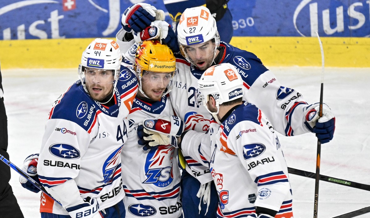 Jubel beim ZSC nach dem Treffer zur 0:1 Fuehrung mit Mikko Lehtonen (ZSC), PostFinance Top Torschuetze Jesper Froeden (ZSC), Derek Grant (ZSC) und Passgeber Sven Andrighetto (ZSC) , beim sechsten Eish ...