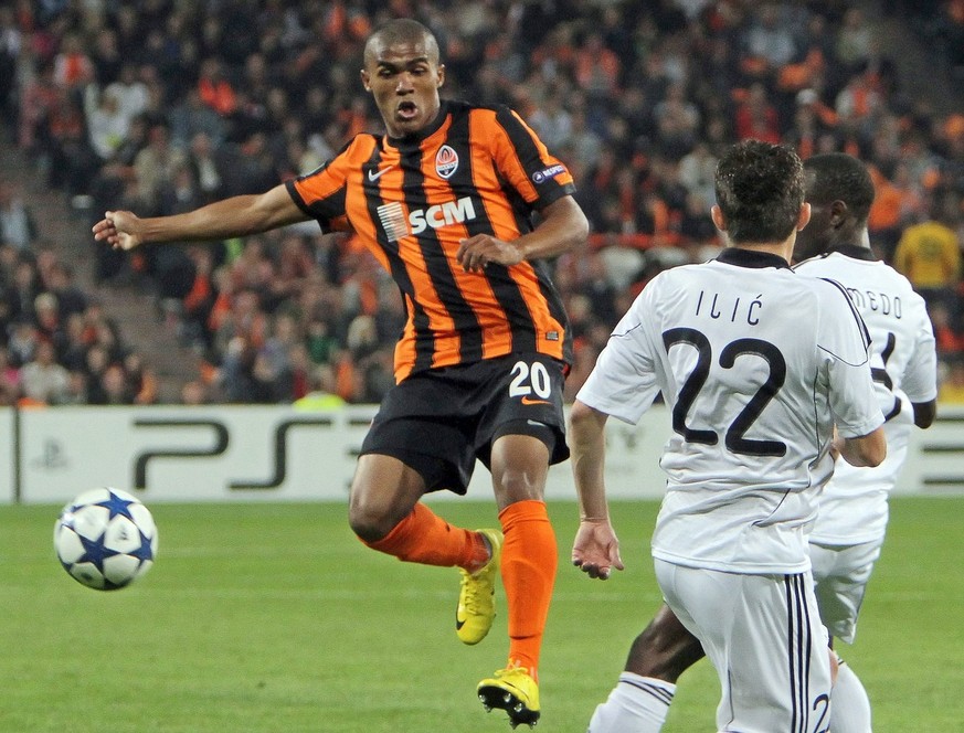 epa02337840 Douglas Costa (L) of Shakhtar vies for the ball with Sasa Ilic (R) of Partizan during their UEFA Champions League Group H soccer match between FC Shakhtar Donetsk and FK Partizan Belgrade  ...
