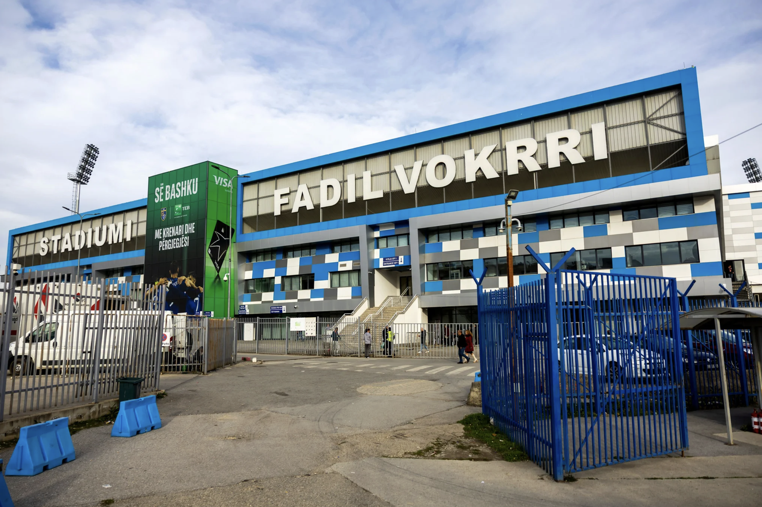 Das Fadil-Vokrri-Stadion von aussen.