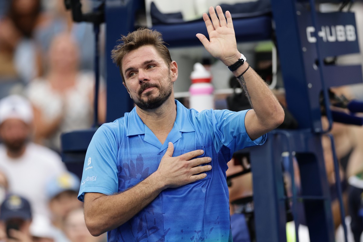 Stan Wawrinka, of Switzerland, gestures after he lost his match to Matteo Berrettini, of Italy, during the first round of the U.S. Open tennis championships Monday, Aug. 31, 2026, in New York. (AP Pho ...