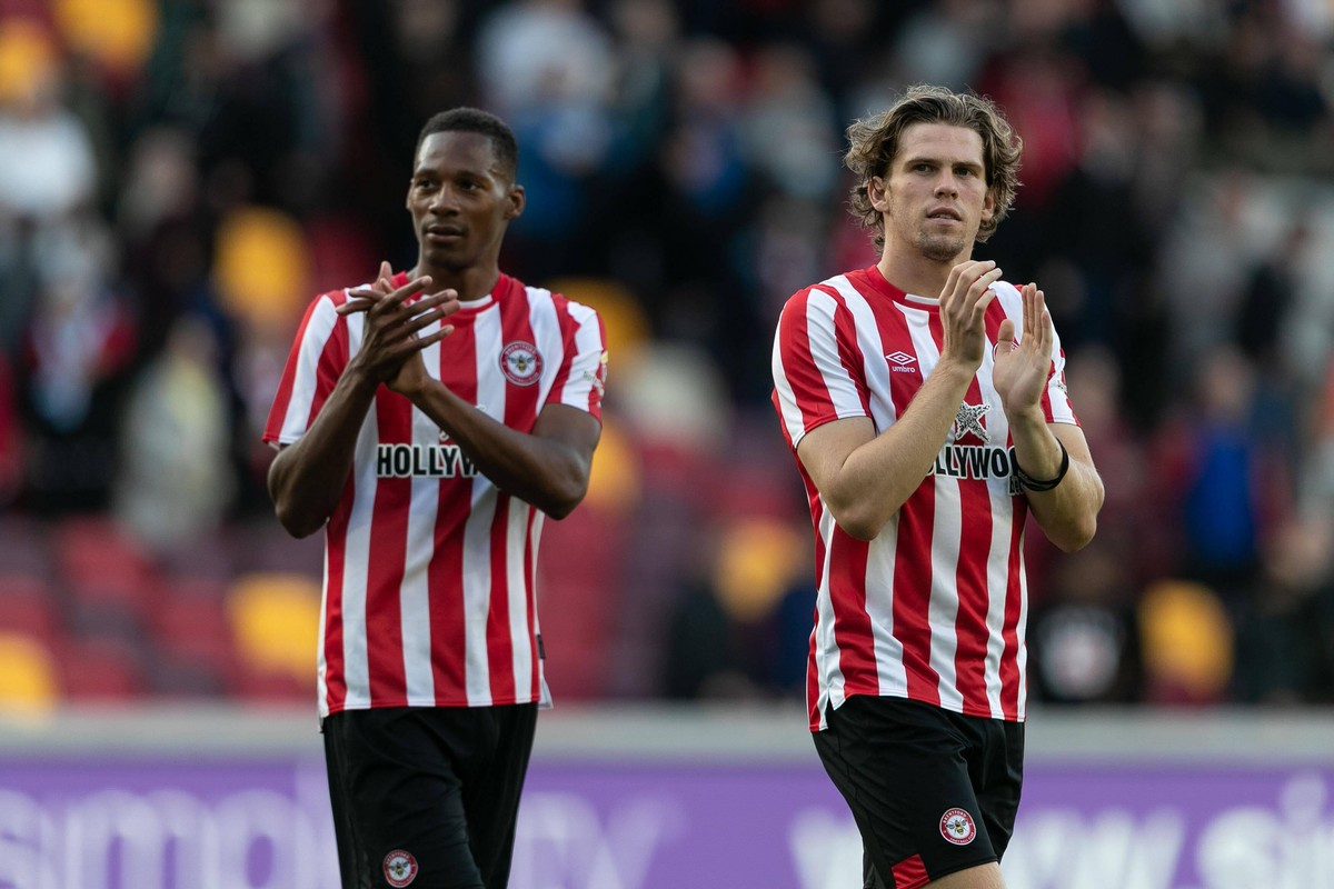 Brentford v Valencia - Pre-season Friendly Ethan Pinnock and Mads Bech Sorensen applaud the fans after the Pre-season Friendly match between Brentford and Valencia CF at the Brentford Community Stadiu ...