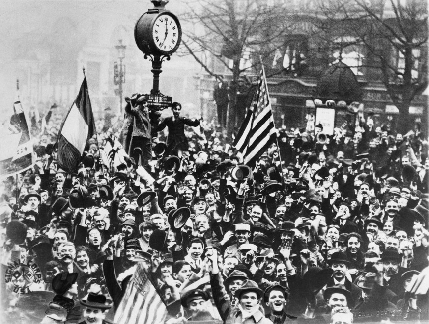 ARCHIVE --- VOR 100 JAHREN AM 11. NOVEMBER 1918 BEENDETE DER VEREINBARTE WAFFENSTILLSTAND VON COMPIEGNE DIE KAMPFHANDLUNGEN IM ERSTEN WELTKRIEG --- Americans in the midst of the celebration on the Gra ...
