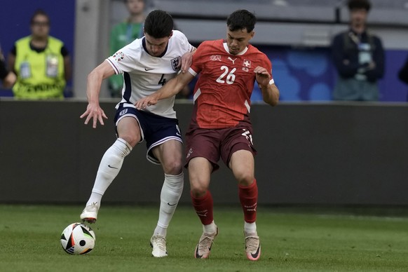 England&#039;s Declan Rice, left, and Switzerland&#039;s Fabian Rieder fight for the ball during a quarterfinal match between England and Switzerland at the Euro 2024 soccer tournament in Duesseldorf, ...