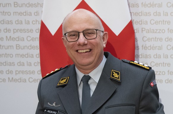 Bundesraetin Viola Amherd, rechts, und Philippe Rebord, Chef der Armee, am Ende einer Medienkonferenz, am Mittwoch, 20. Februar 2019 in Bern. (KEYSTONE/Peter Klaunzer)