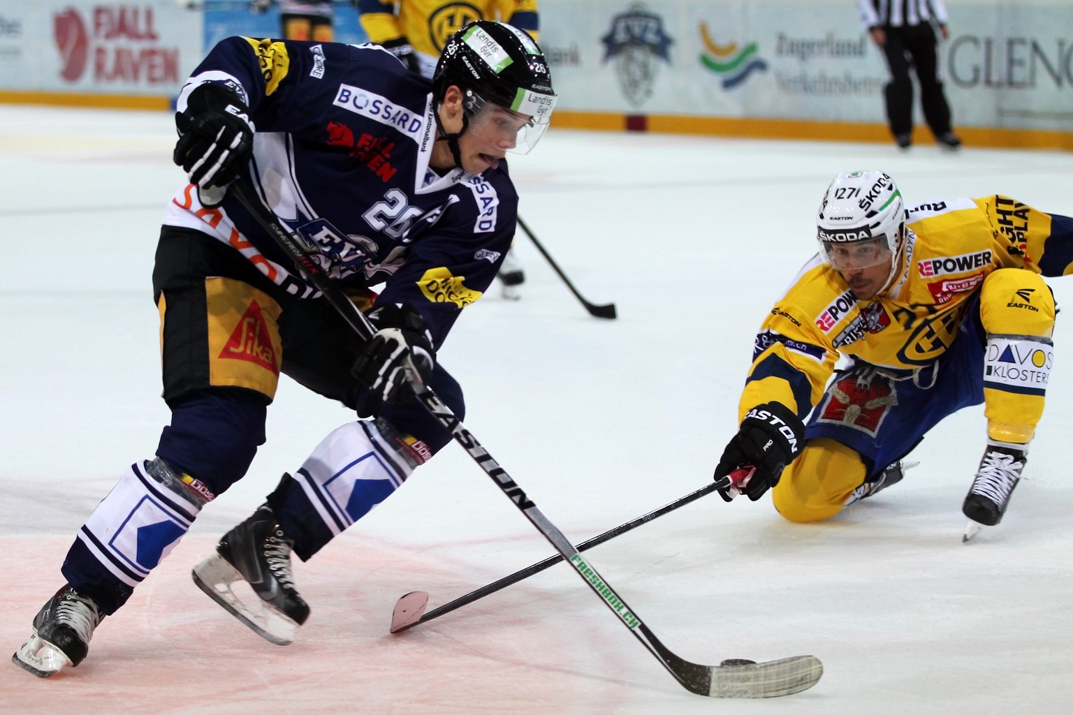 Reto Suri und sein EV Zug gewinnen gegen den HC Davos im Penaltyschiessen