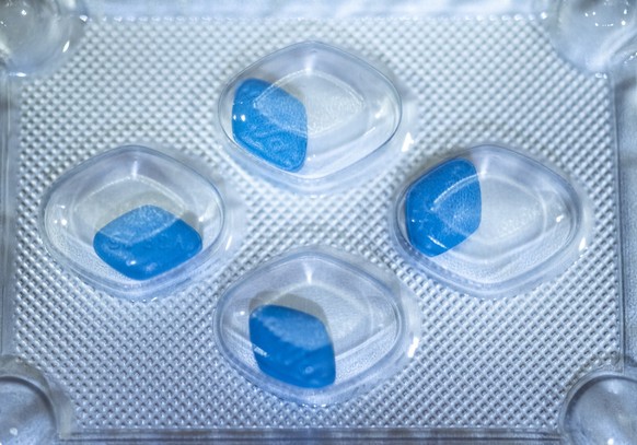 PRODUKTION - 21.01.2022, Berlin: Viagra-Tabletten in einer Blisterverpackung. Am 25. Januar ber