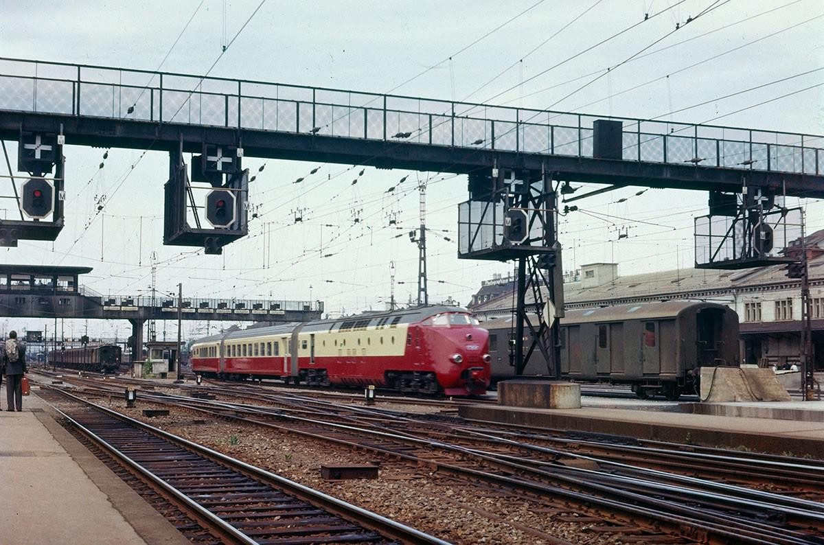TEE-Zug der ersten Generation: Dieseltriebzug RAm TEE I bei der Einfahrt in Zürich, Juli 1958.
https://www.sbbarchiv.ch/detail.aspx?ID=237876