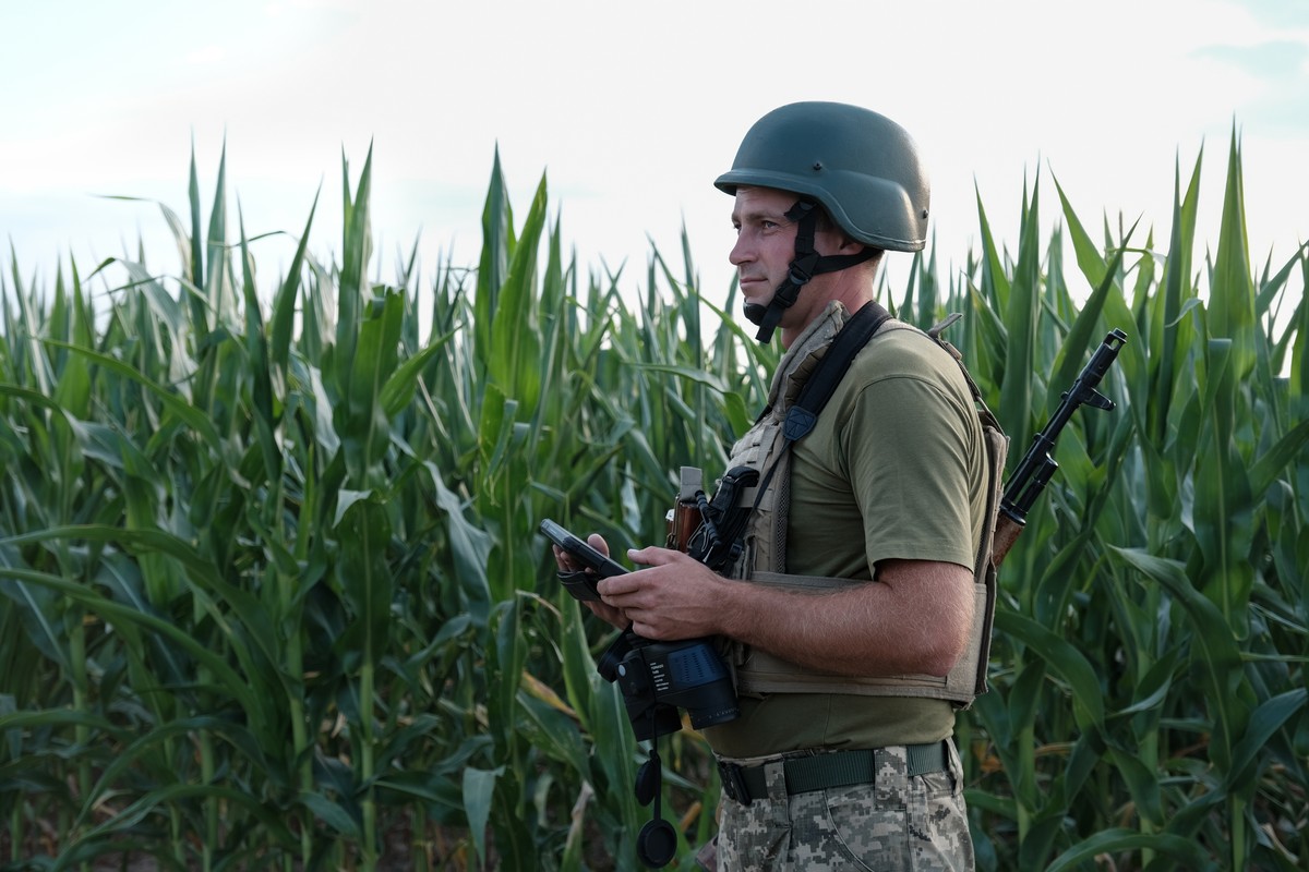 epa12238189 A Ukrainian soldier uses a tablet to review the evolution of an air alert for a Russian attack in Kyiv, Ukraine, 14 July 2025. The Kyiv Territorial Anti-Aircraft Defence team works from mo ...