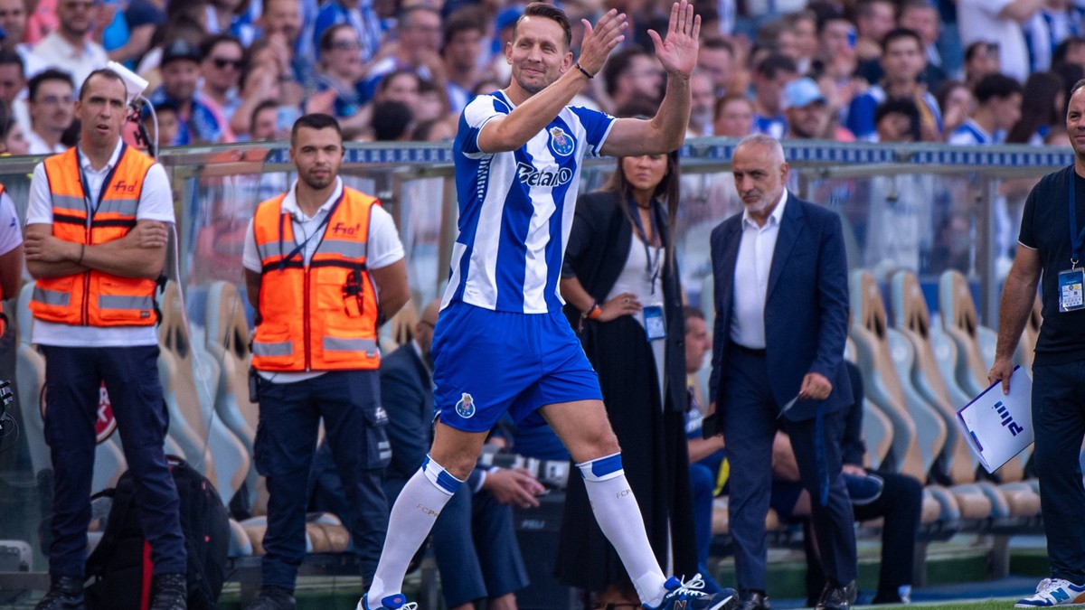 So-m-sste-es-immer-sein-Porto-berrascht-Fans-vor-dem-Spiel-mit-Star-Einkauf