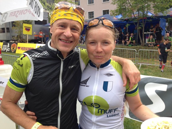 Anna und Gregor nach der 1. Etappe. Die beiden scheinen das Swiss Epic zu geniessen.
