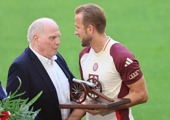 Harry Kane, Ehrung, Torj�gerkanone, f�r 36 Bundesliga-Treffer, vom kicker, Uli Hoeness, gratuliert, Fussball / 1. BL / FC Bayern Muenchen - SC Freiburg / 31.08.2024 / Allianz Arena / FOTO: Mladen Lack ...