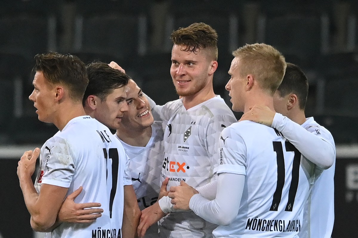 epa08949768 Moenchengladbach's Nico Elvedi (C) celebrates with his team members after scoring 1-0 lead during the German Bundesliga soccer match between Borussia Moenchengladbach and Werder Breme ...