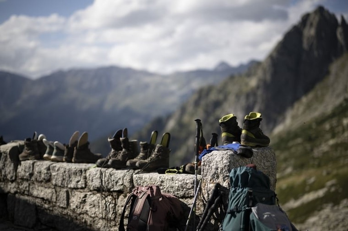 Avec l'arrivée des beaux jours, les cabanes du Club alpin suisse se remplissent: des chaussures de randonnée alignées devant la cabane Sciora, dans le val Bregaglia (GR).