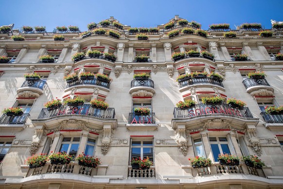 A message of thanks to the hospital healthcare staff installed on the facade of the luxury hotel Plaza Athenee in Paris, France May 14 2020. France has begun on May 11 2020 a gradual easing of lockdow ...