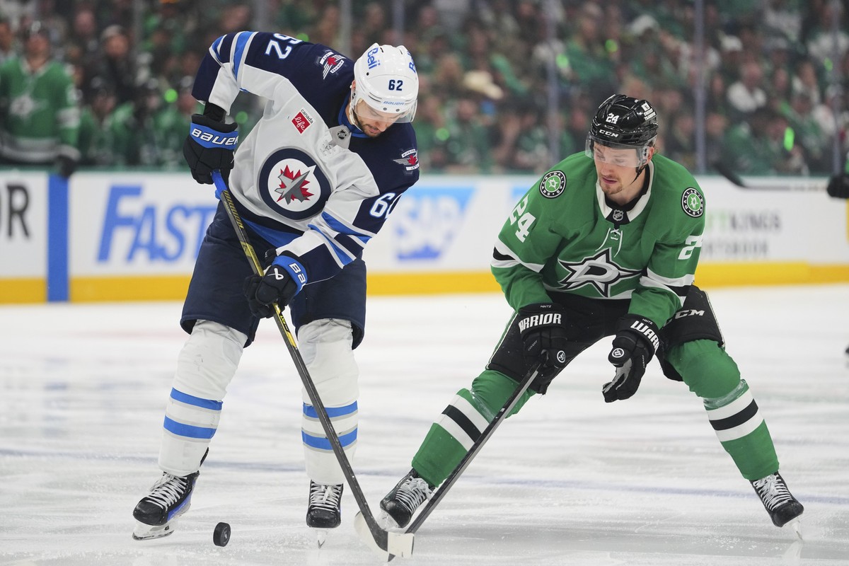 Winnipeg Jets' Nino Niederreiter (62) and Dallas Stars' Jason Robertson, right, compete for control of the puck in the third period of Game 3 of a second-round NHL hockey playoff series in D ...