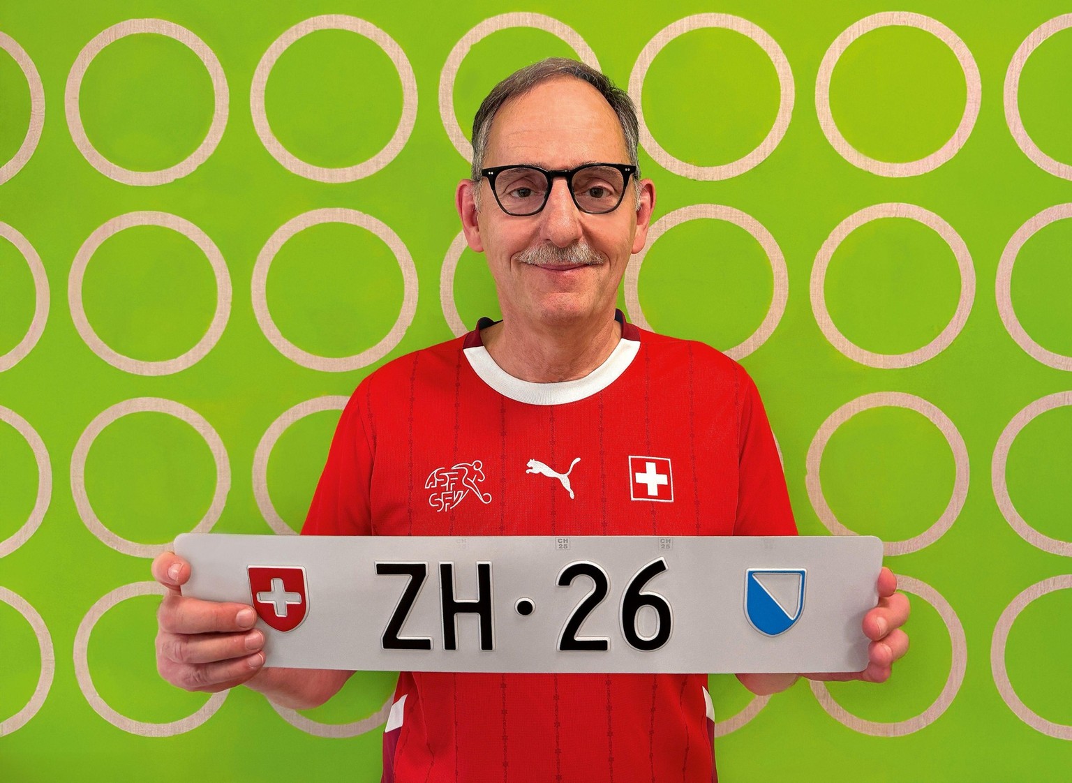Regierungsrat Mario Fehr mit dem Kontrollschild "ZH 26"