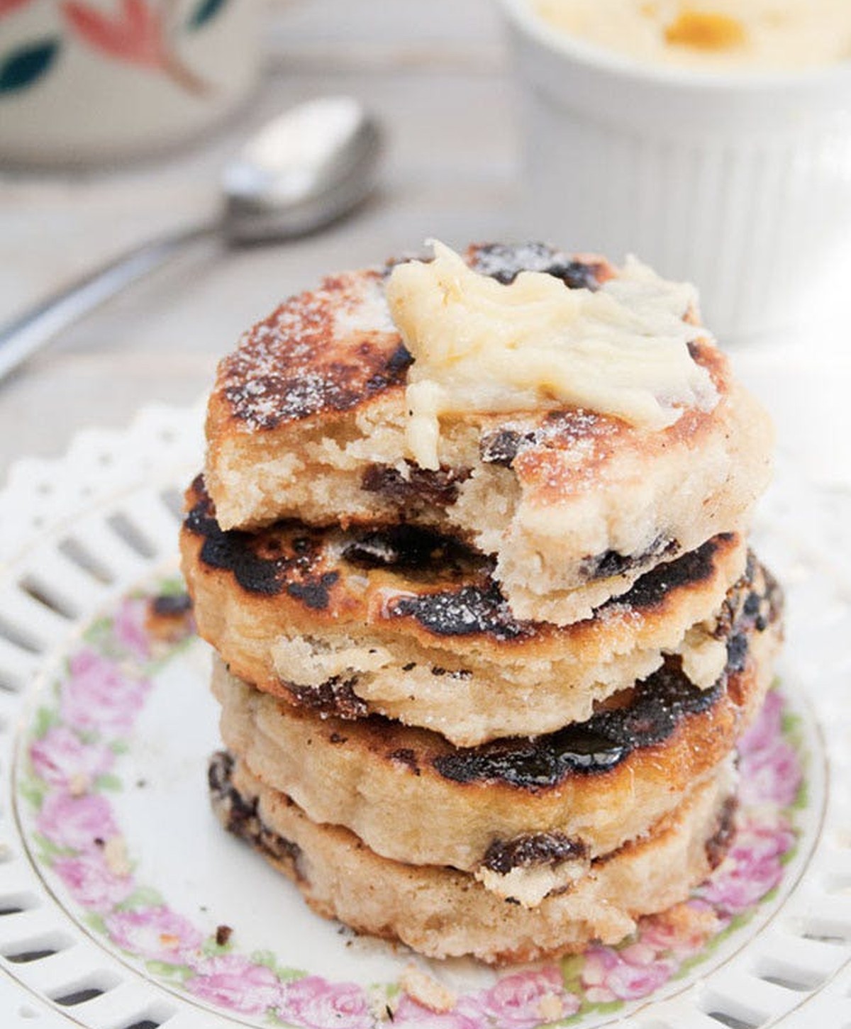 welsh cakes whipped brand butter dessert essen food britisch wales https://www.atipsygiraffe.com/lemon-welsh-cakes-honey-ginger-whipped-butter/