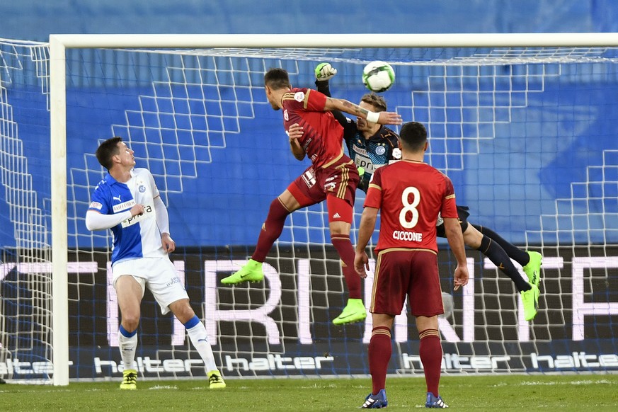 Der Vaduzer Simone Grippo, links bezwingt den Grasshopper Torhueter Joel Mall, rechts, zum 0-1 fuer Vaduz beim Fussballspiel der Super League Grasshopper Club Zuerich gegen den FC Vaduz im Stadion Let ...