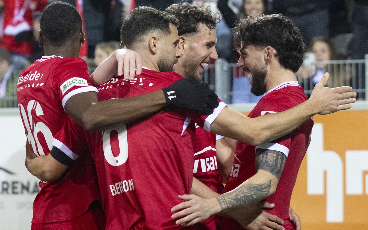 Leonardo Bertone (FCT), Kastriot Imeri (FCT) und Kastriot Imeri (FCT), von links, feiern den Treffer zum 1-0 im Fussball Meisterschaftsspiel der Swiss Super League zwischen FC Thun, FCT, und Luzern, F ...